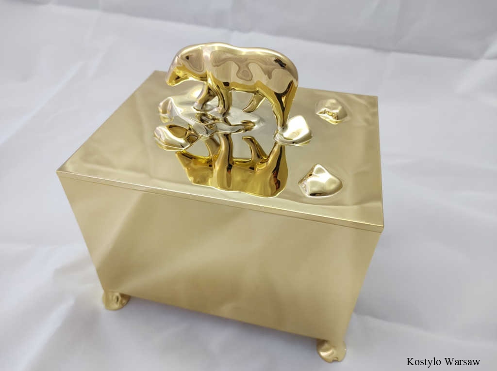 a luxurious 23-carat gold-plated box for a figurine in the shape of a polar bear is not only a utility item, but also a real masterpiece emanating beauty and prestige