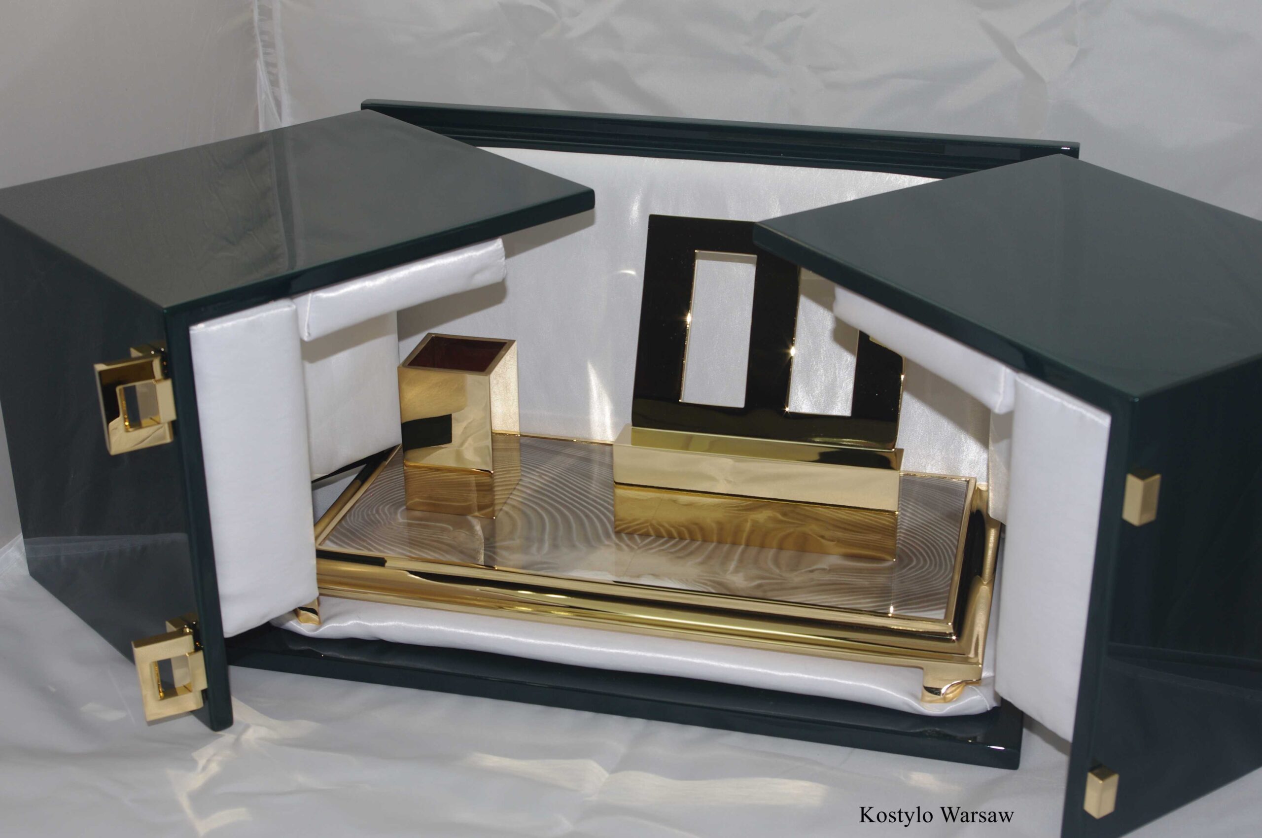 classic_style_luxury_office_inkwell_for_pens_and_smartphon_by_kostylo_atelier A beautiful classic gold-plated inkwell for pens and smartphone with a base made of high-quality striped flint, presented in a handcrafted dark green box lined with satin by Kostylo atelier