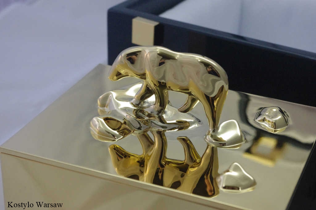 The detail of a polar bear figurine with a high gloss of 23-karat gold, of high-quality goldsmithing, authored by Kostylo atelier