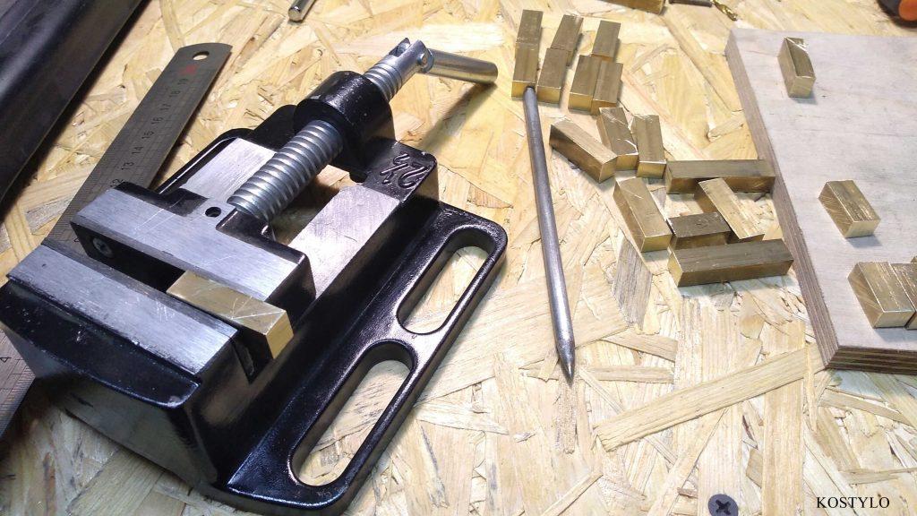 marking the centre to drill hole through which the threaded screw will pass designed by the Kostylo atelier