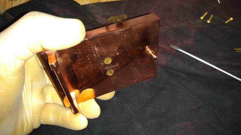 the back part of the trouser buckle is copper-plated and polished to high gloss before gilding, hand-engraved with the Kostylo logo in the middle