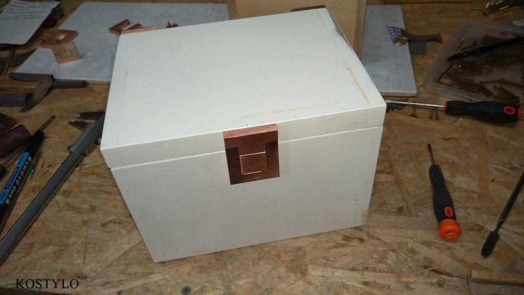 the box glued together from cut-to-size plywood pieces with custom latches has been primed for later lacquering in the company's dark green colour by the Kostylo atelier.