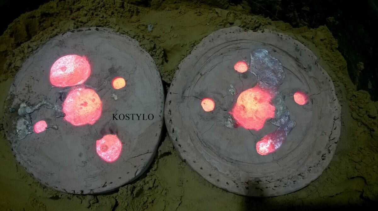 the lost wax moulds filled with hot brass have long been filled, yet the metal is still hot, indicating the correct casting temperature, as done at the Kostylo atelier