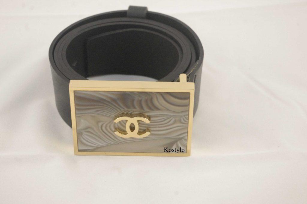 the final result of the handcrafted work at the Kostylo atelier is luxurious belt buckle, gilded with italian gold and featuring the coco chanel logo. The buckle is inlaid with rare striped flint, known as the stone of optimism