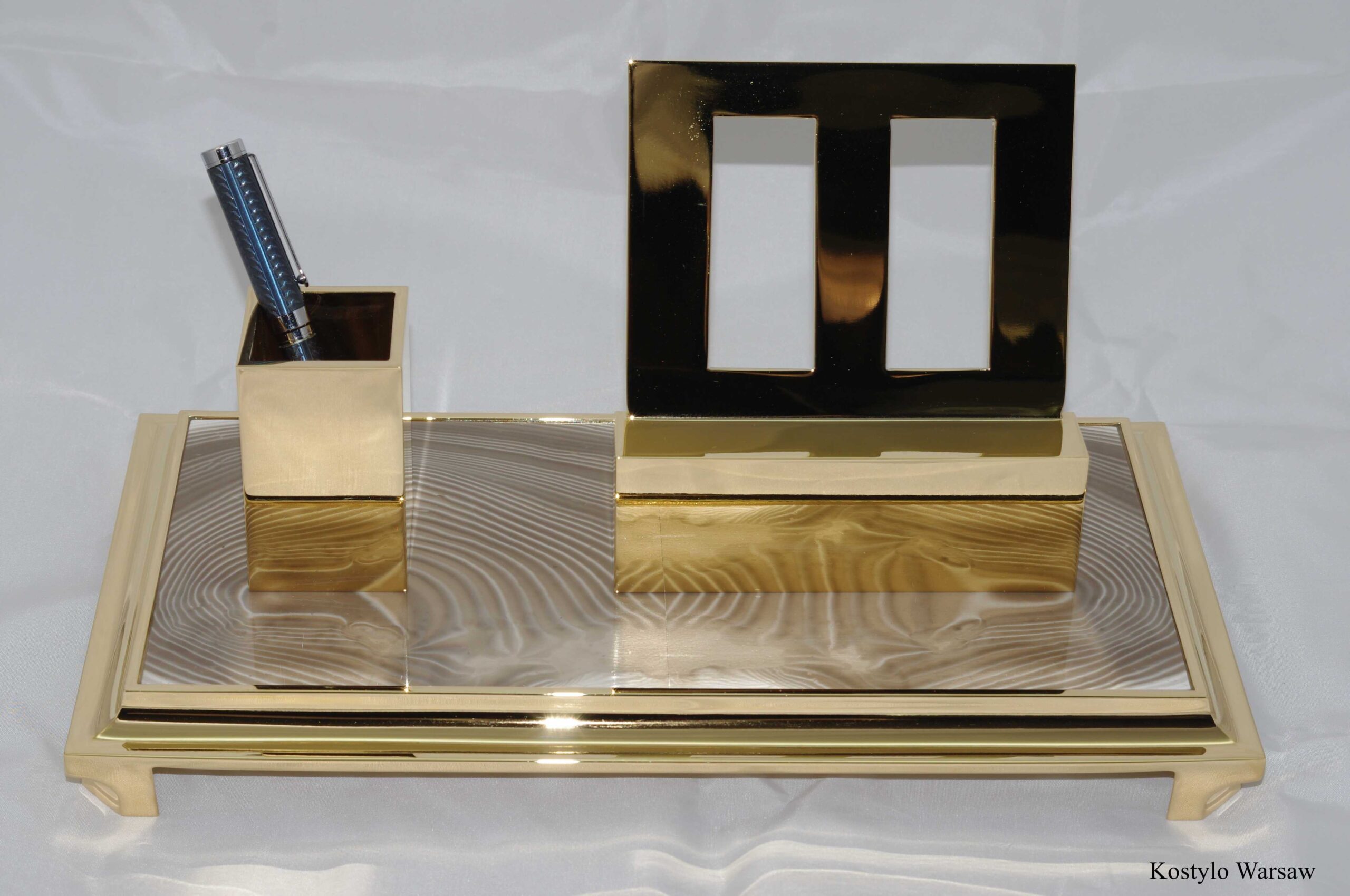 luxurious_gold_inkwell_for_luxury_gifts_by_kostylo_atelier A modern yet classic, rare, and original luxurious gold-plated inkwell for pens, designed by the Kostylo atelier