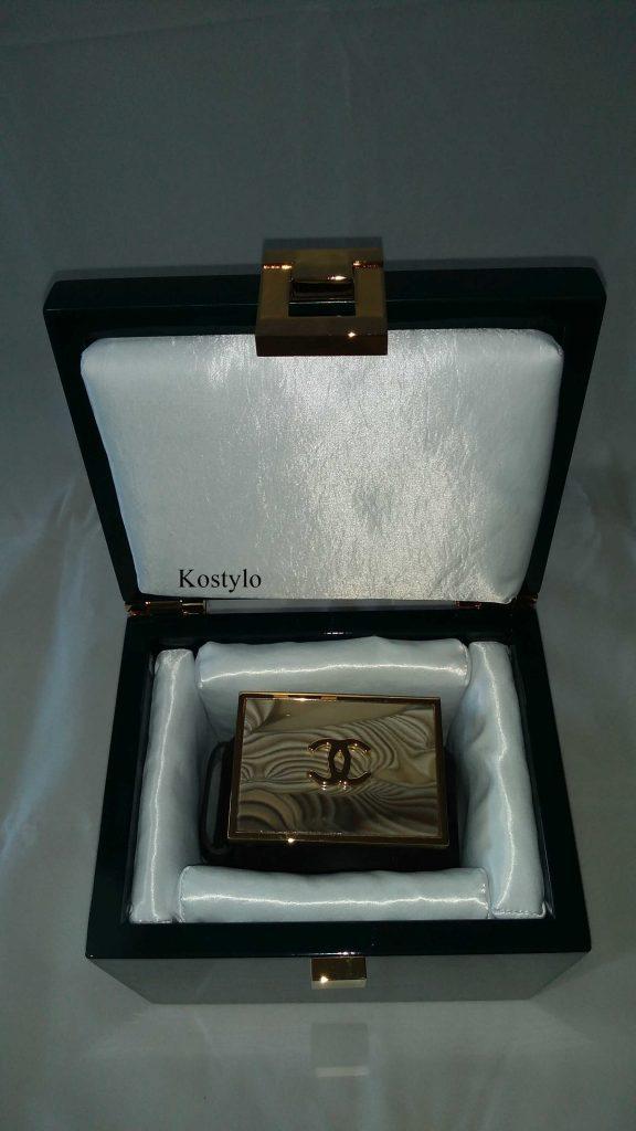 luxurious_gold_plated_trouser_belt_in_luxury_dark_green_box_handcrafted_by_kostylo_atelier Luxurious trouser belt gold-plated in an exclusive dark green box also handmade by Kostylo atelier, inspired by the style of Coco Chanel, as model created by Kostylo atelier, not for sale