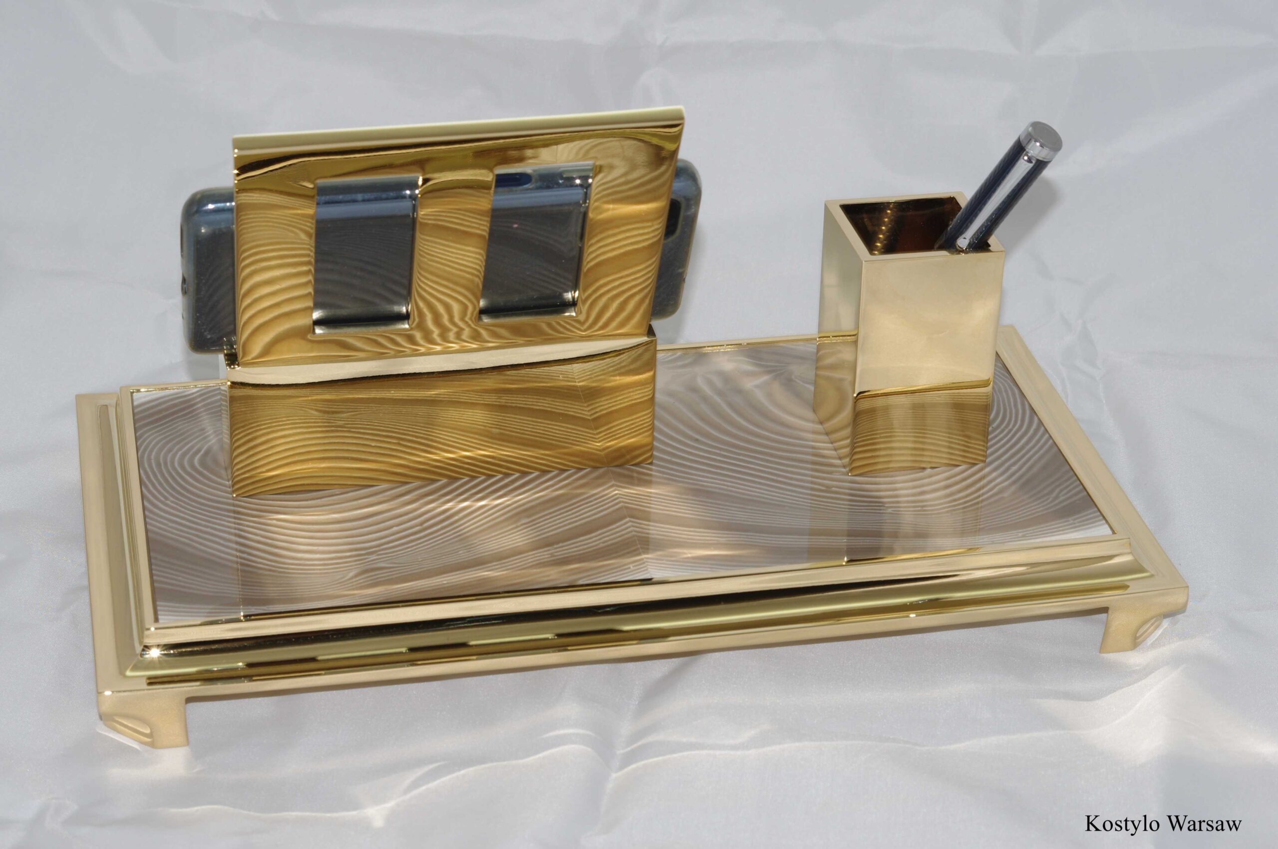 luxurious_goldplated_office_inkwell_for_pens_smartphone_kostylo_atelier A highly luxurious and rare inkwell for a pen and mobile phone with a base made of high-quality banded flint, crafted and designed by the Kostylo Atelier