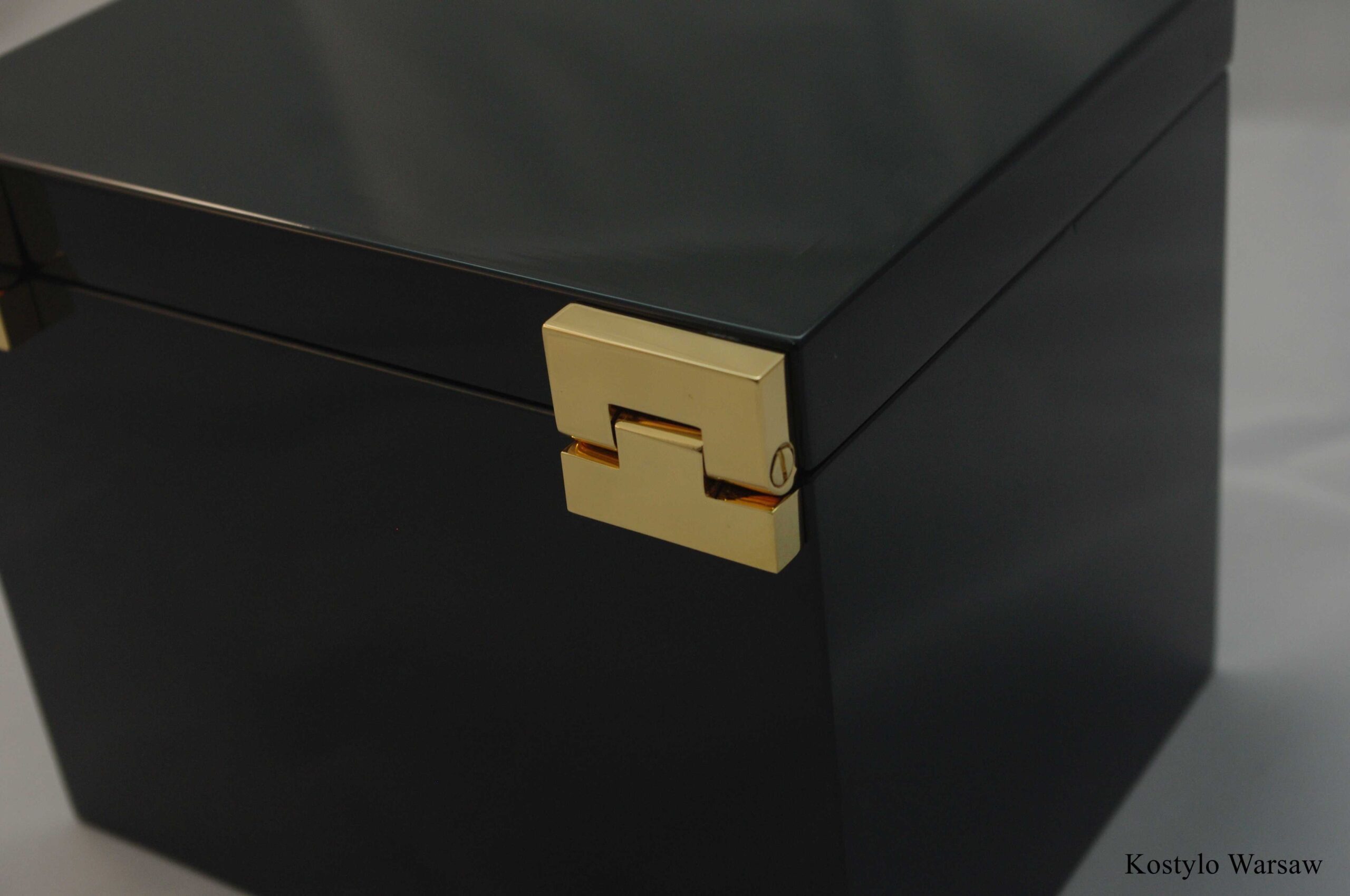 luxurious_green_kostylo_corporate_packaging luxurious green Kostylo brand packaging with handmade gold-plated hinge authored Kostylo atelier