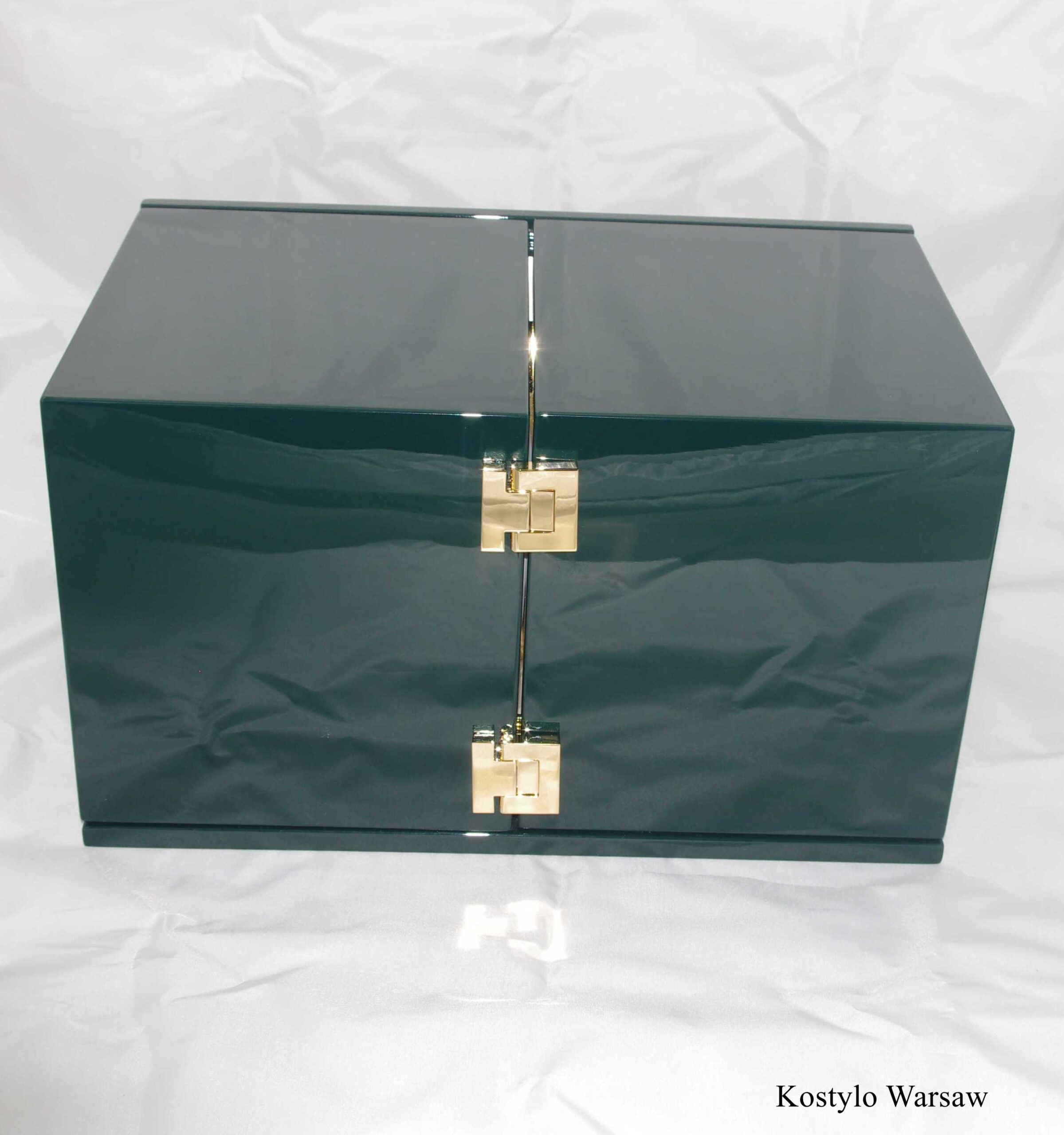 luxurious_handmade_packaging_for_gilded_inkwell_by_kostylo_atelier high quality dark green packaging with handmade gold clasps for a rare inkwell by Kostylo Atelier