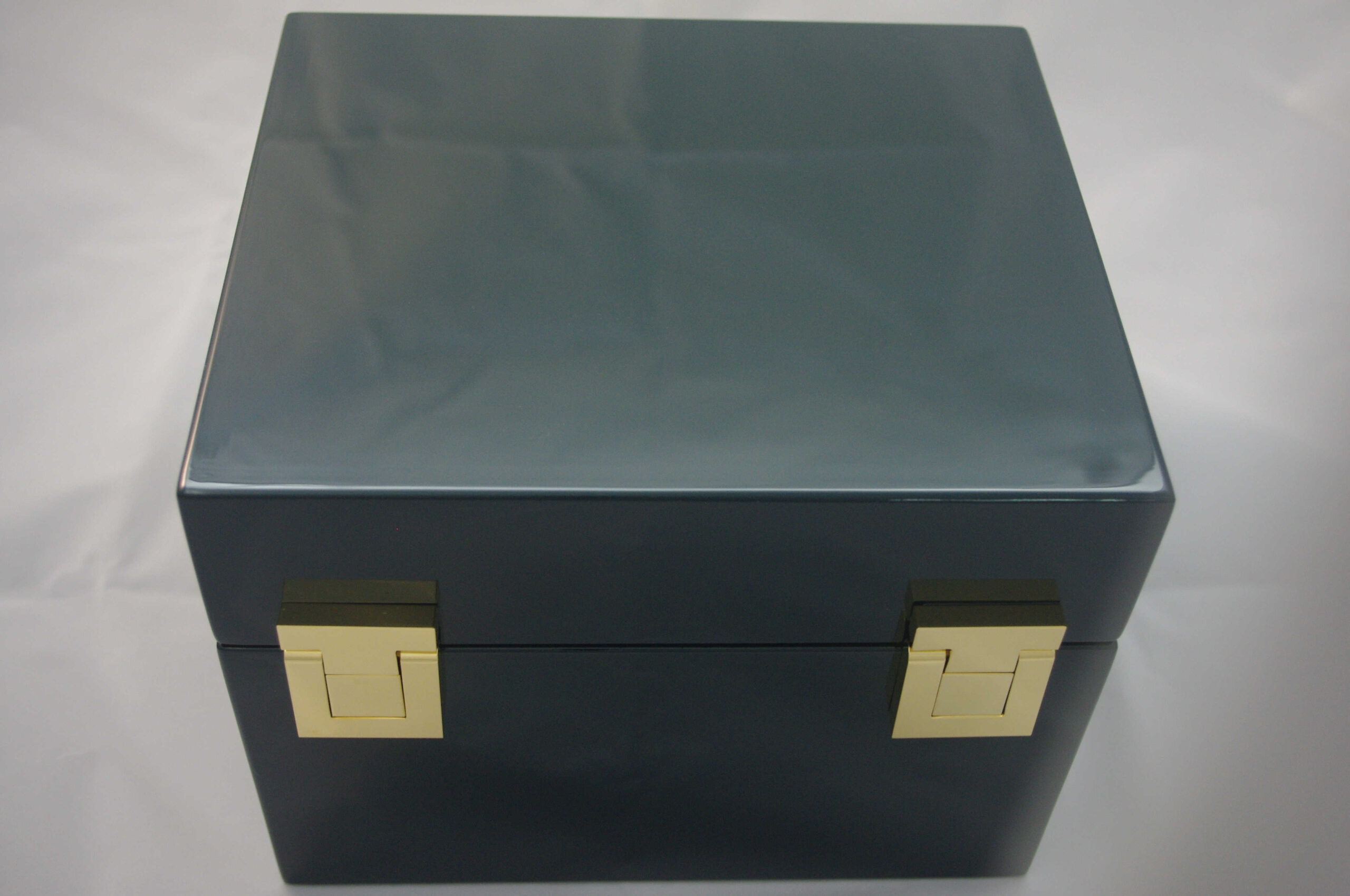 luxury_branded_packaging_for_luxurious_box_with_the_heads_of_arabian_horses_by_kostylo_atelier luxurious corporate dark green packaging for our golden luxury box with the heads of arabian horses handcrafted kostylo atelier