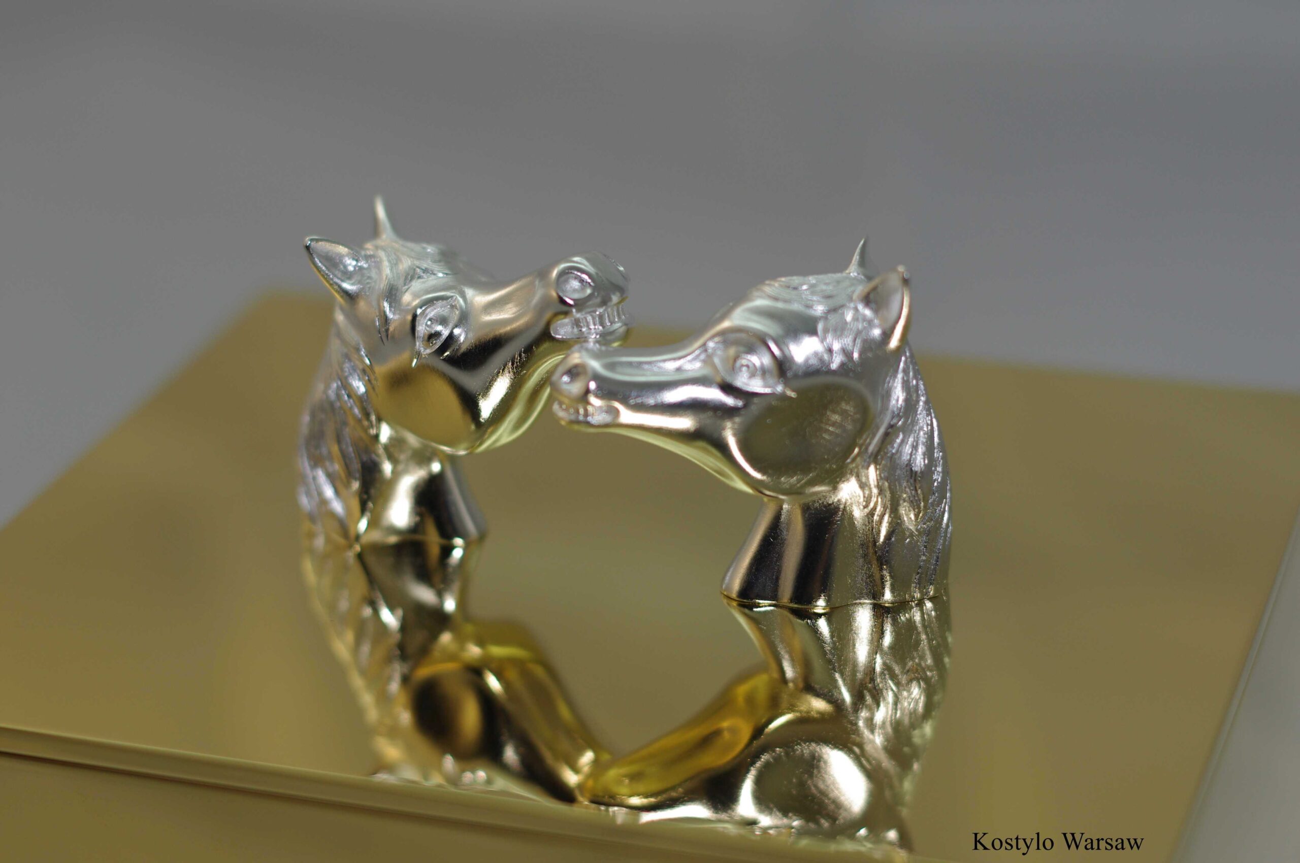 luxury_gilded_box_with_silverplated_figure_arabian_horses_by_kostylo_atelier hand-carved and silverplated arabian horse heads hugging each other in the form of the handle of a luxurious gilded box by kostylo atelier