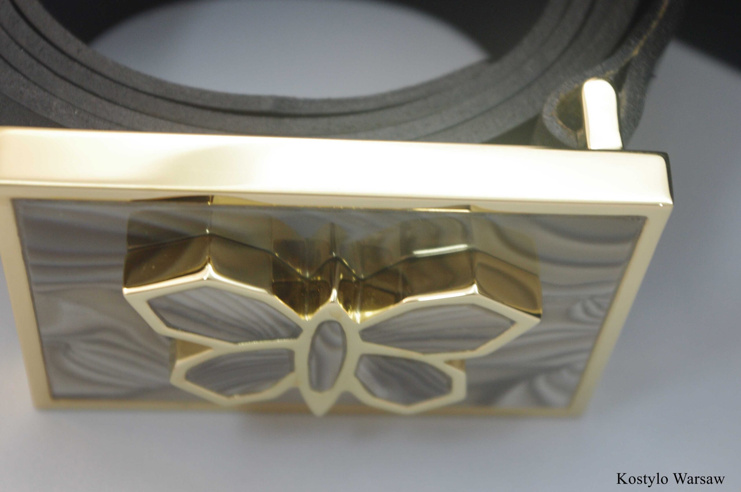luxury_gilded_handmade_designed_belt_buckle_authored_by_kostylo_atelier Top view of luxury gold-plated belt buckle in modern design with handmade butterfly figurine adorned with rare striped flint stone handcrafted by Kostylo atelier