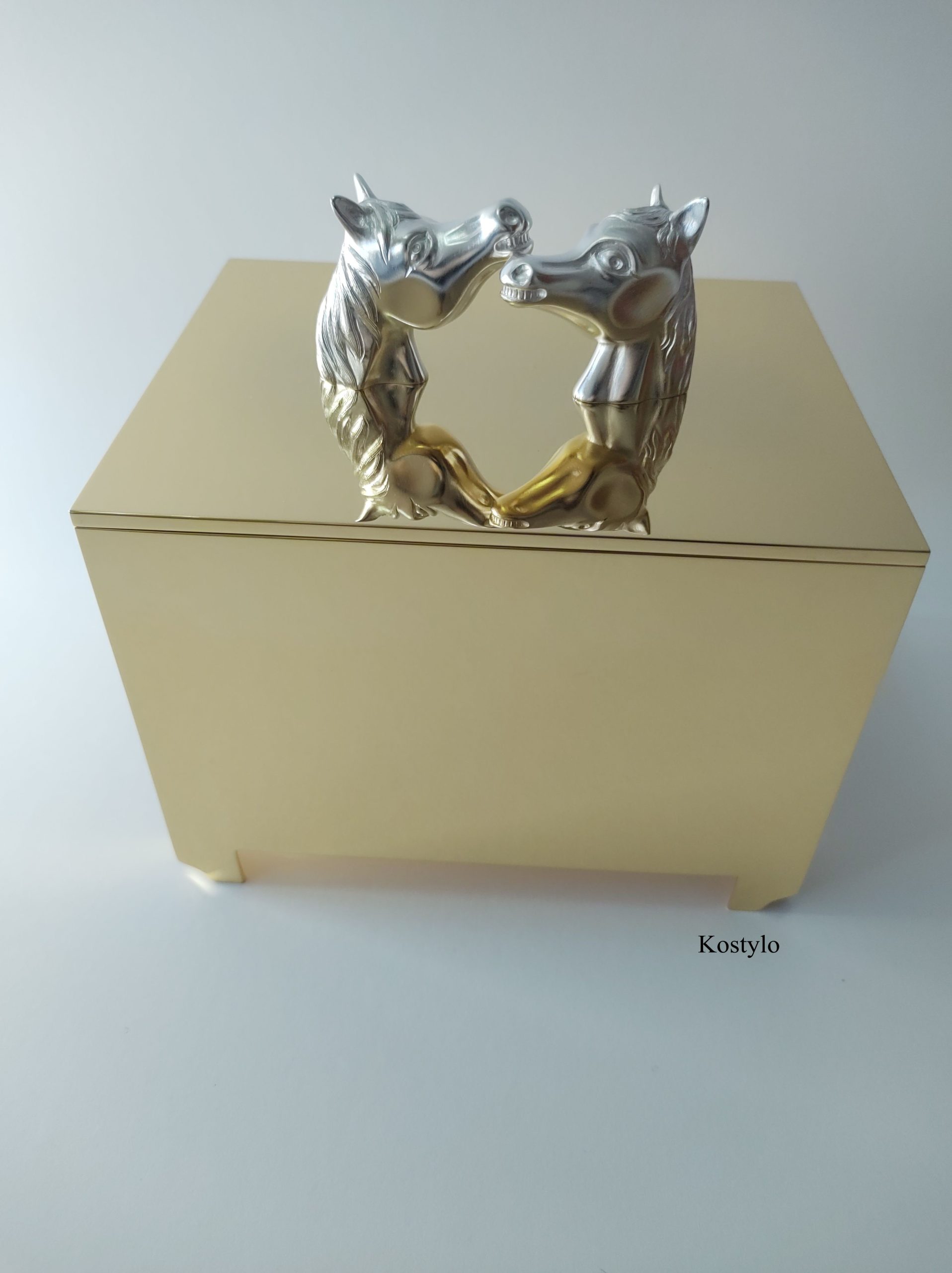 luxury_gold_plated_box_with_silver_plated_figural_arabian_heads_horses_by_kostylo_atelier luxurious gilded box with 23-karat gold, featuring silver-plated heads of arabian horses embracing each other in luxurious unique design of the highest quality by kostylo atelier