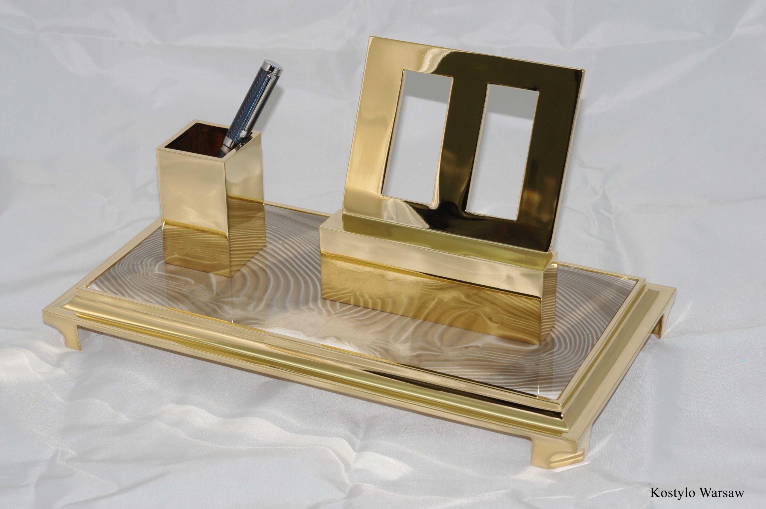 luxury_goldplated_inkwell_with_striped_flint_for_smartphone_by_kostylo_atelier A highly original and luxurious inkwell gilded with 23-karat gold, featuring striped flint, crafted by the Kostylo atelier