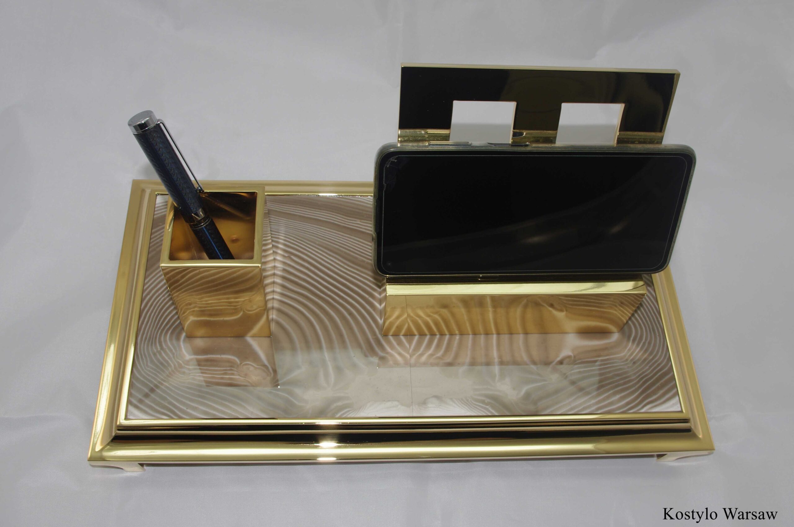 luxury_handmade_goldplated_inkwell_with_striped_flint_by_kostylo_atelier Top view of a handcrafted luxurious classic gold-plated inkwell with luxurious striped flint, created by Kostylo Atelier