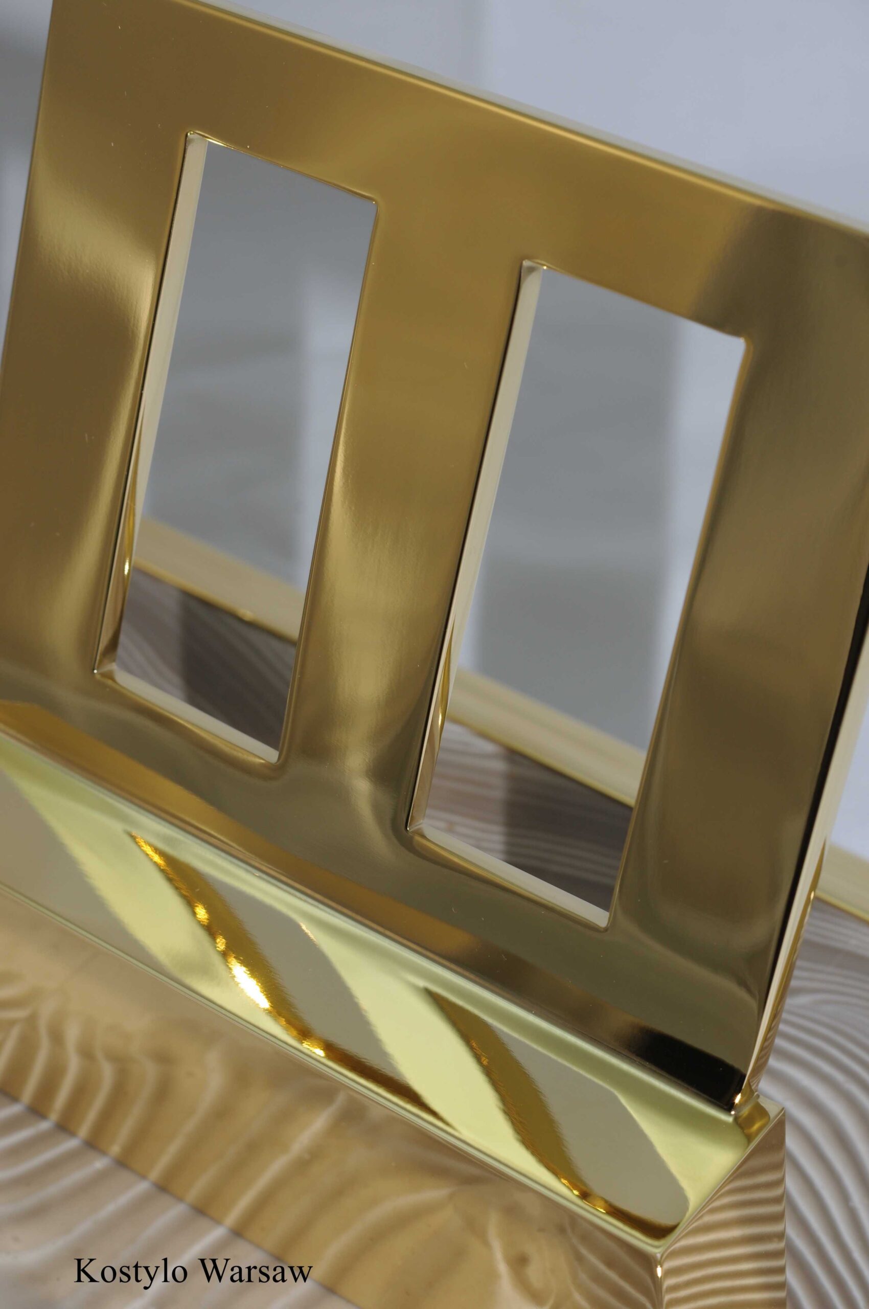 luxury_inkwell_for_cell_phone_and_pens_by_kostylo_atelier The detail of a luxurious inkwell gilded with 23-karat gold, handcrafted in the Kostylo atelier