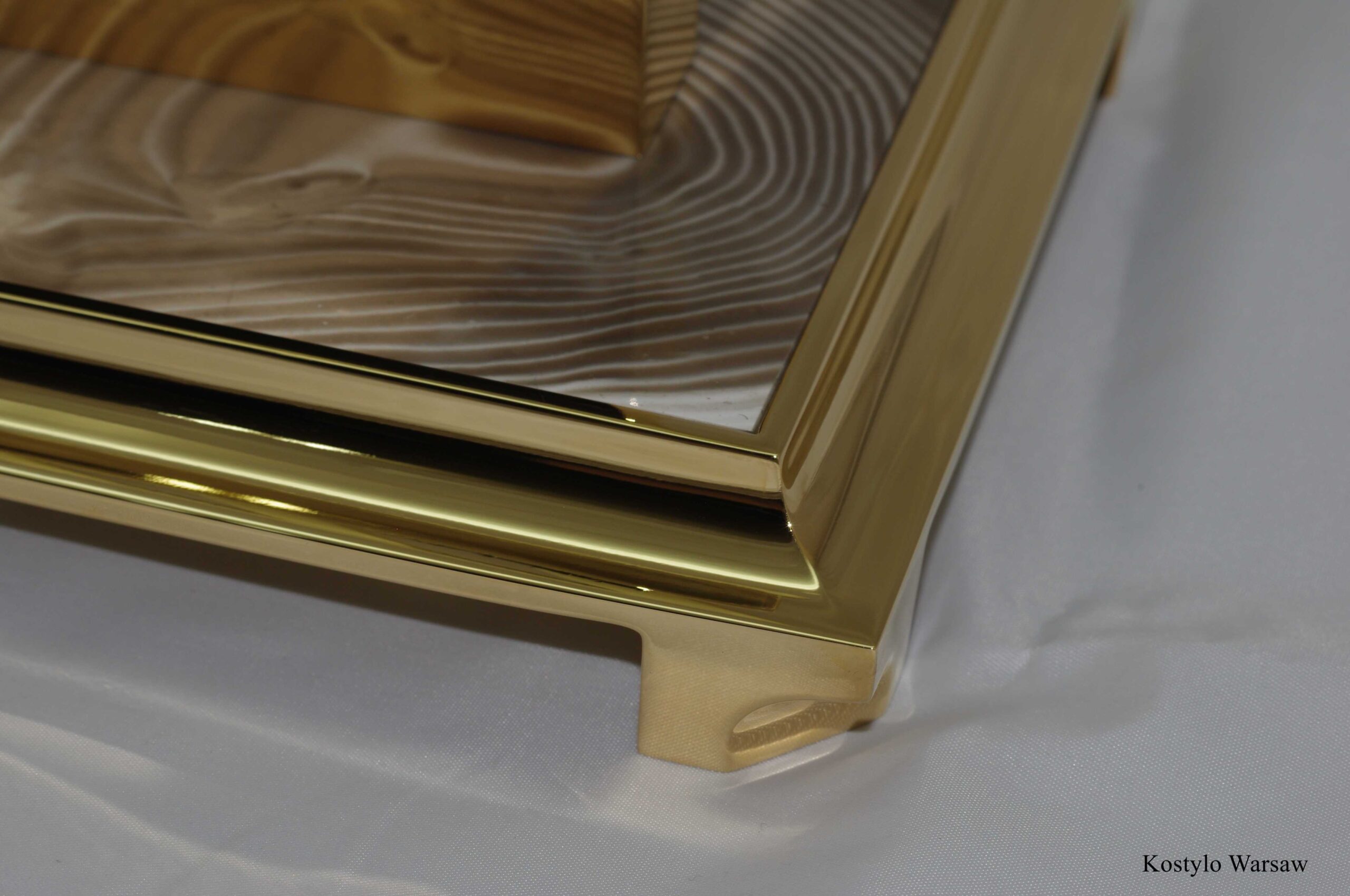 meticulously_handcrafted_in_classical_style_office_inkwell_by_kostylo_atelier Perfectly handcrafted detail of an inkwell gilded with 23-karat gold by Kostylo Atelier