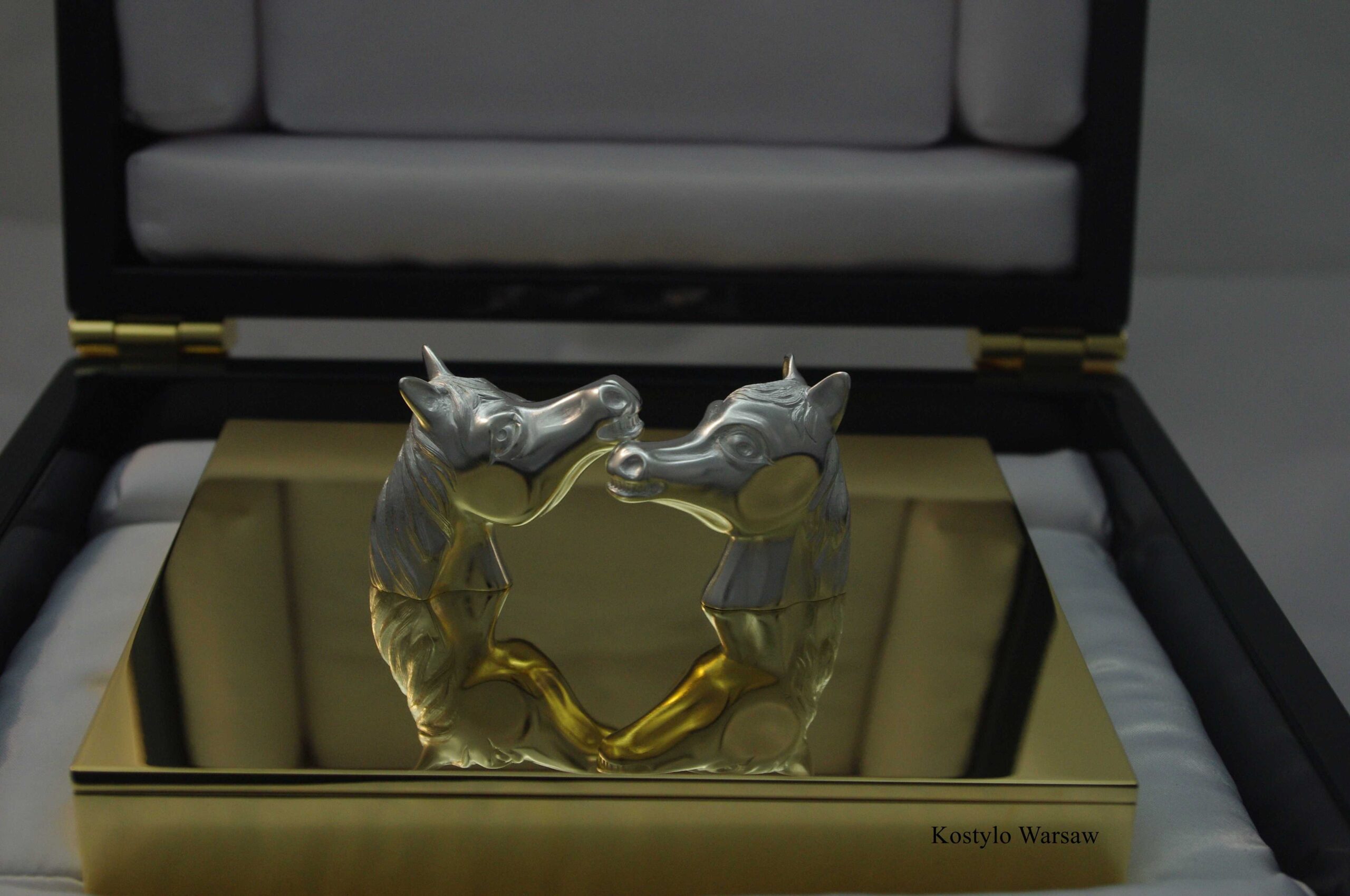 original_unique_silverplated_figure_arabian_horses_heads_in_luxurious_dark_green_packaging_handcrafted_kostylo_atelier detail of original unique two silver plated arabian horse heads in luxurious dark green packaging handcrafted kostylo atelier