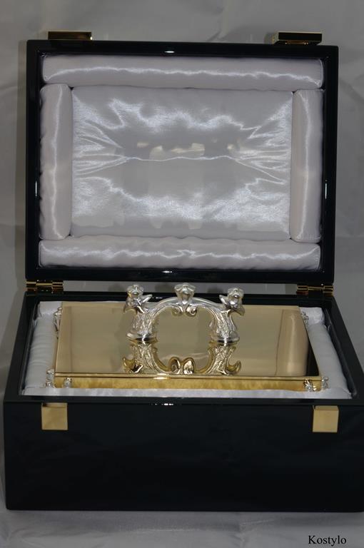 luxurious modern-style gilded 23-karat gold jewelry box with tsarist figurines of imperial eagles in dark green branded case lined with soft satin created by Kostylo atelier