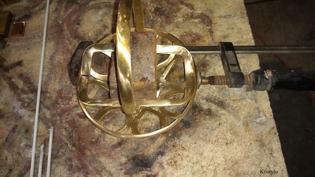 Adjusting the lower part of the ring sculpture the shank and bezel to fit with the upper part the crown, by Kostylo atelier