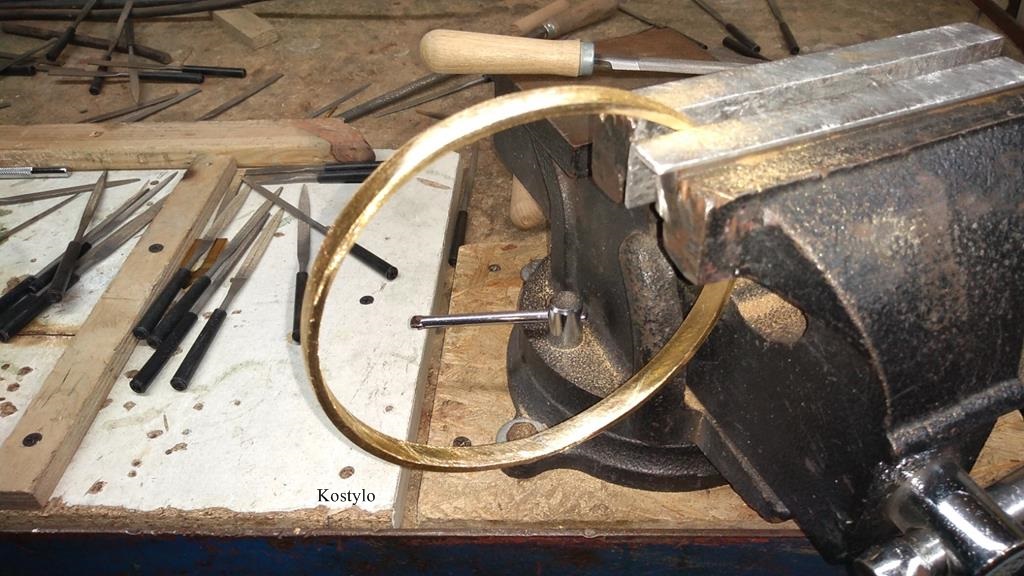 After shaping the ring band it is hand-smoothed using fine files by Kostylo atelier