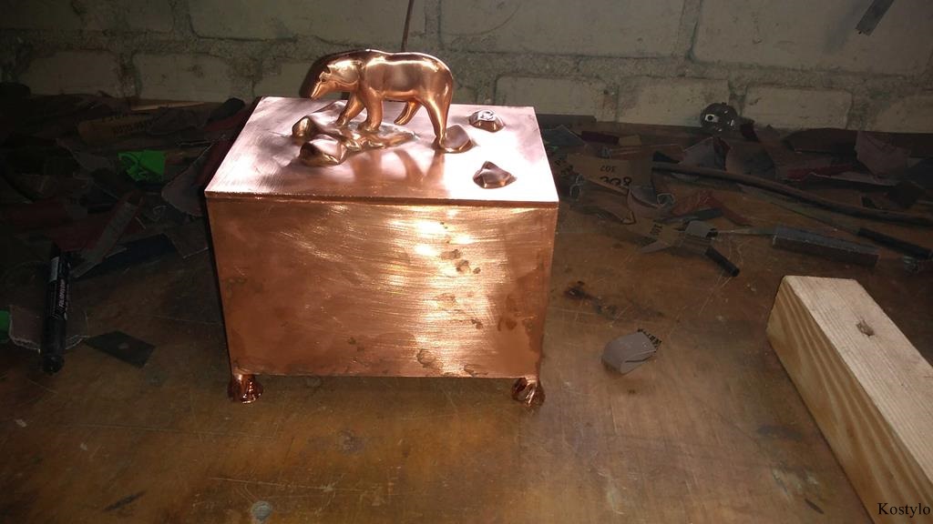 How we create an ornamental box with polar bear figurine fully copper-coated for uniform gilding at Kostylo atelier.